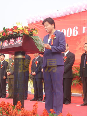 中國財富陶瓷城總經理孫紅霞女士致辭 中國財富陶瓷城總經理孫紅霞女士致辭