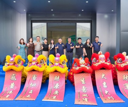 「2023 追光向未來(lái)」紅橡樹(shù)門窗年度經(jīng)銷商峰會(huì)暨全球新?tīng)I(yíng)銷總部開(kāi)業(yè)典禮圓滿成功