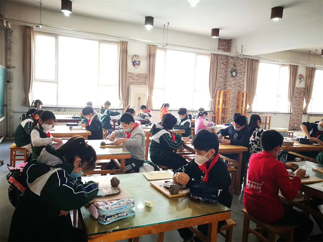 1678153272933542.jpg 盛世長安小學慶“三八”用靈巧的雙手塑造“最美”媽媽美育實踐活動 (1).jpg