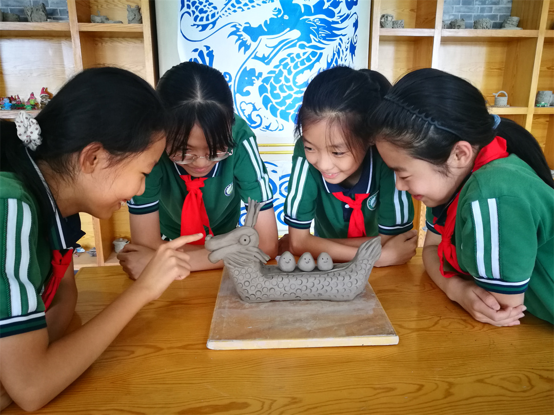 1687343020332381.jpg 樂享端午,文化傳承——盛世長安小學陶藝社團“藝”見“棕”情5.jpg