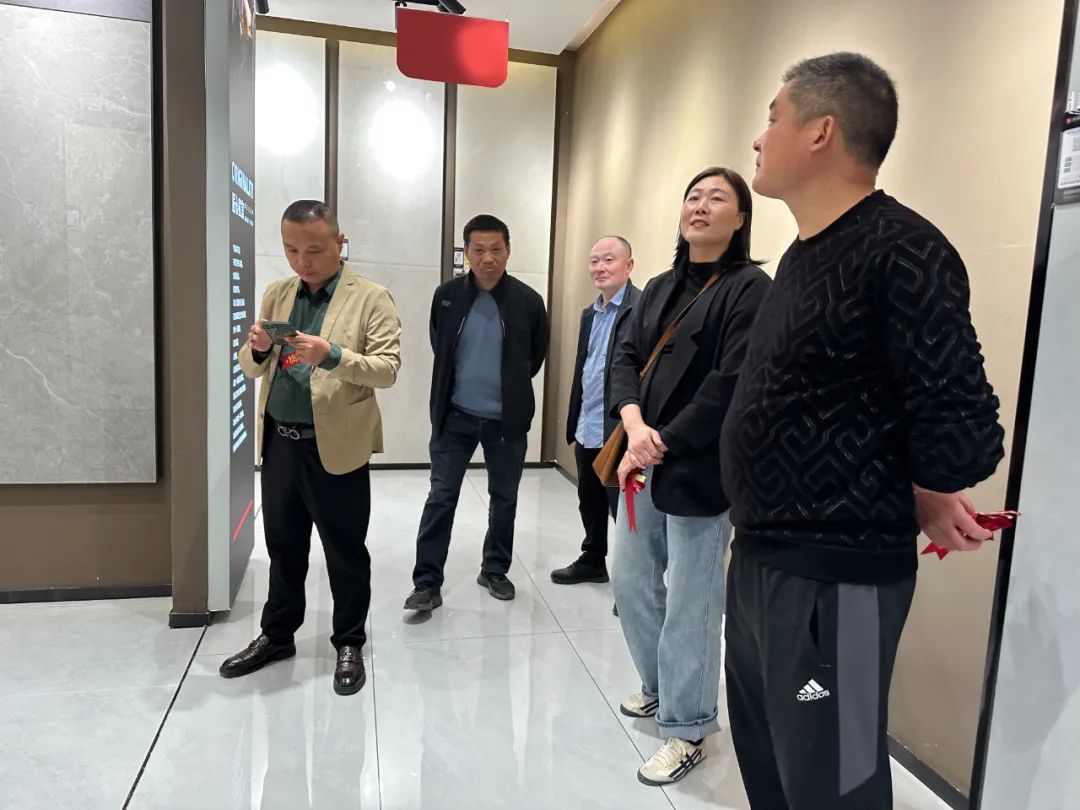 1697178975646035.jpg 獅王瓷磚萬人火花節(jié)全國巡回賽棗莊站火爆全城2.jpg