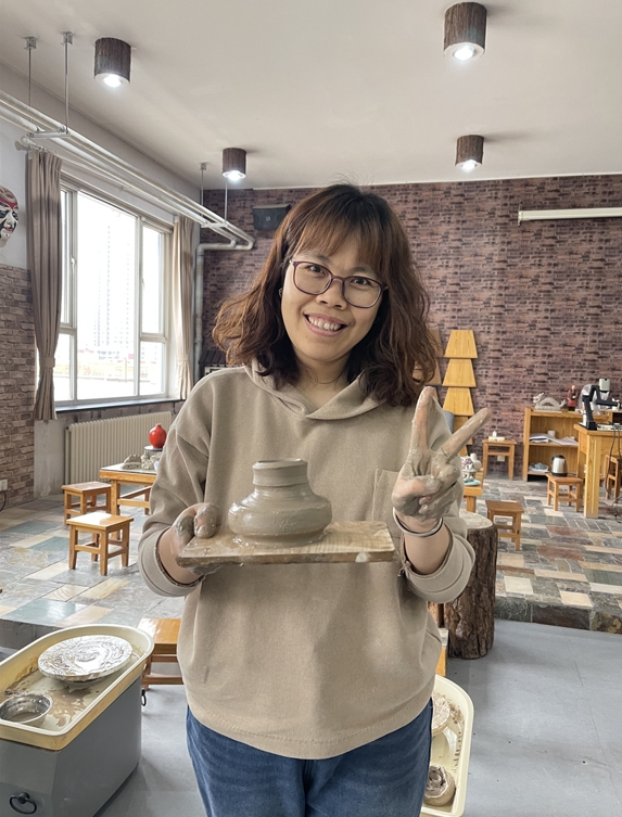 1709778766500235.jpg 體驗(yàn)非遺熱辣滾燙――盛世長安小學(xué)開展“三八” 女神節(jié)陶藝制作活動(dòng) (3).jpg