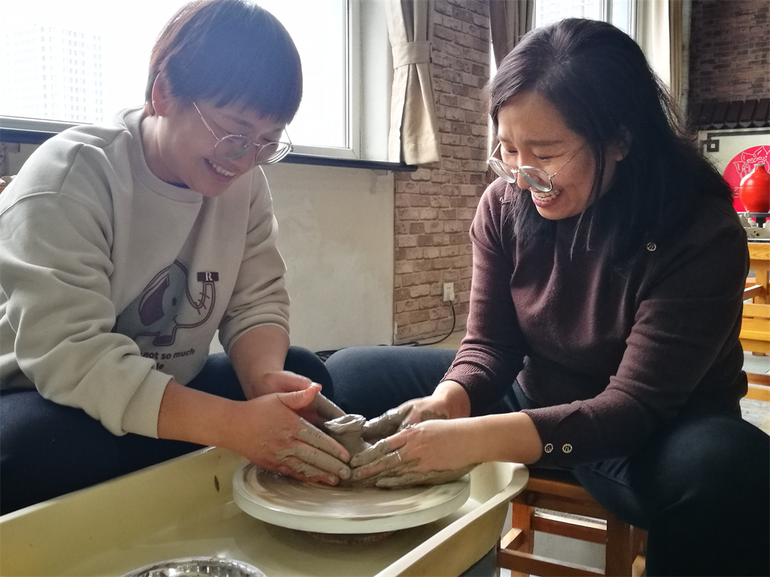 1709778786763883.jpg 體驗(yàn)非遺熱辣滾燙――盛世長安小學(xué)開展“三八” 女神節(jié)陶藝制作活動(dòng) (7).jpg