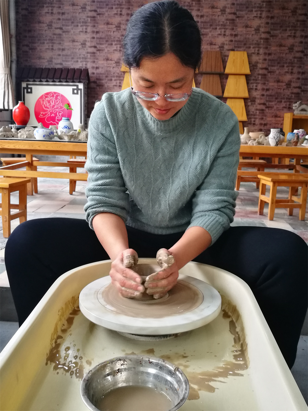 1709778802325471.jpg 體驗(yàn)非遺熱辣滾燙――盛世長安小學(xué)開展“三八” 女神節(jié)陶藝制作活動(dòng) (8).jpg