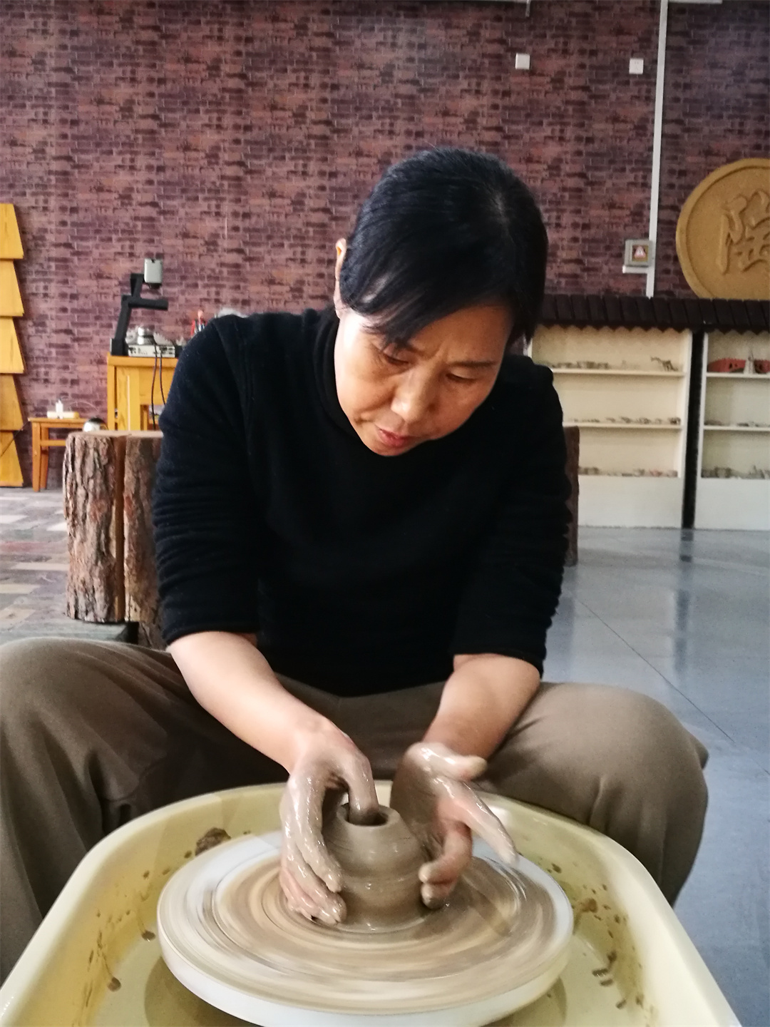 1709778810202735.jpg 體驗(yàn)非遺熱辣滾燙――盛世長安小學(xué)開展“三八” 女神節(jié)陶藝制作活動(dòng) (9).jpg