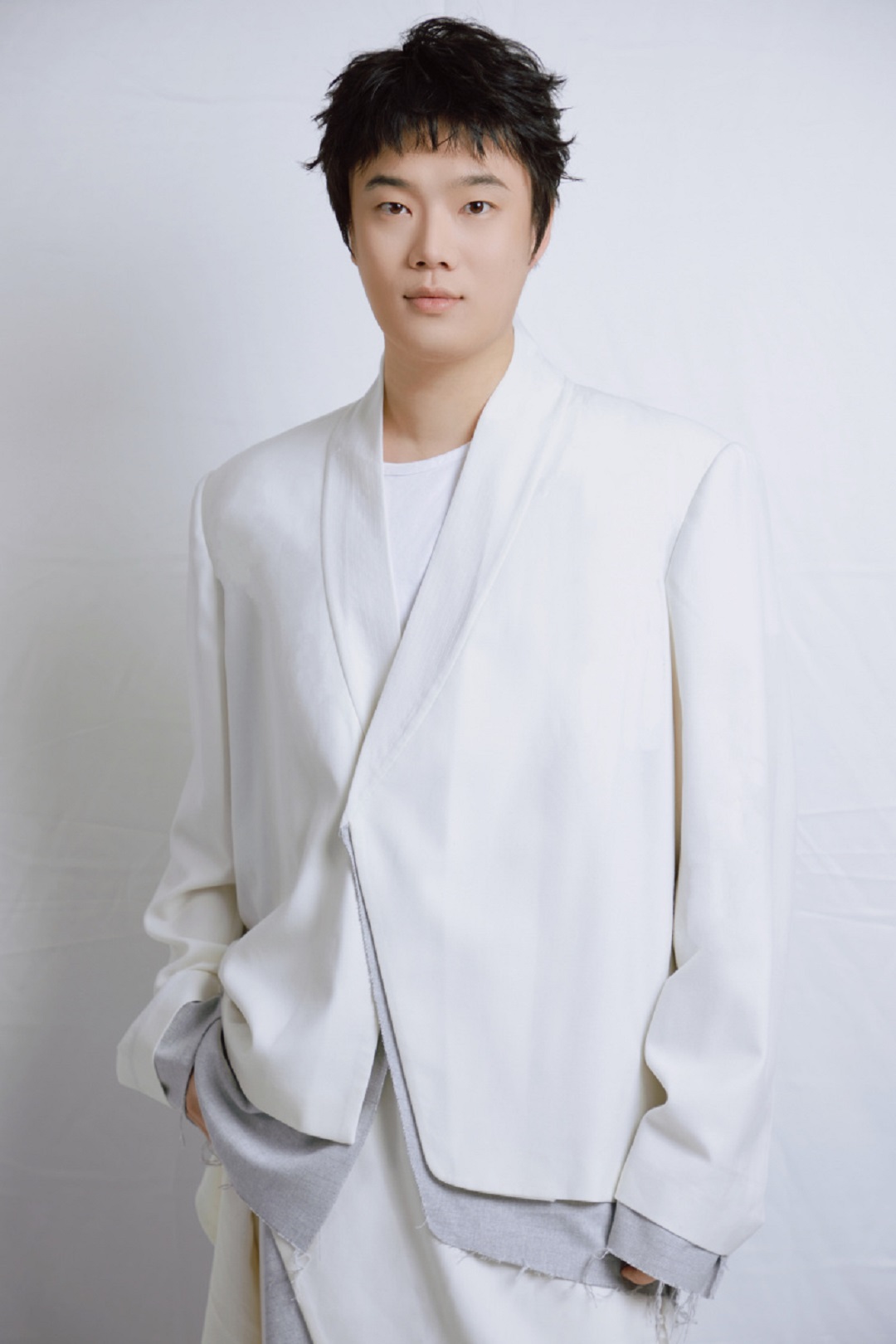 1713231700376679.jpg 5 0 明星服裝定制設計師,三寸盛京華服品牌創始人張突然.jpg