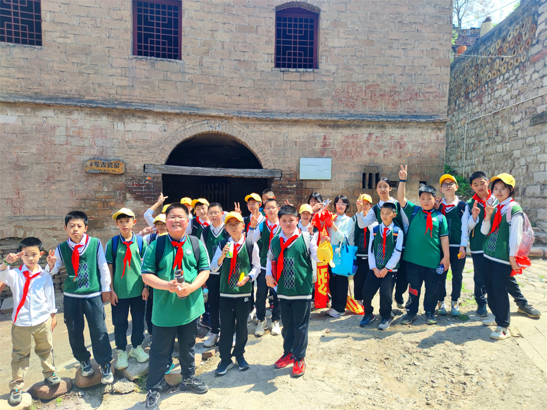 1713759302919367.jpg 石家莊市盛世長安小學(xué)走進井陘南橫口村開啟傳統(tǒng)文化研學(xué)之旅A01.jpg
