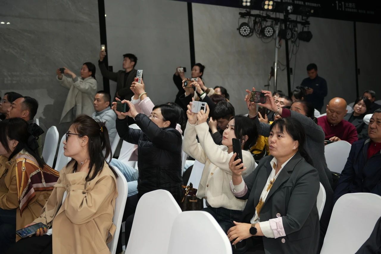 1741913552778896.jpg 獅王瓷磚“云脈覺醒”發布會:共繪新藍圖 共贏2025!10.jpg