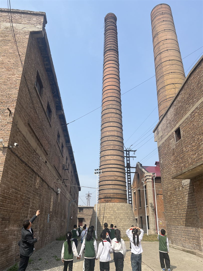 1745138582859587.jpg 盛世長安小學赴井陘礦區(qū)古村落藝術村開展美育研學實踐活動4_旋轉.jpg